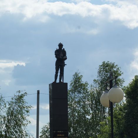 Статуя "Защитник земли Шарангской"